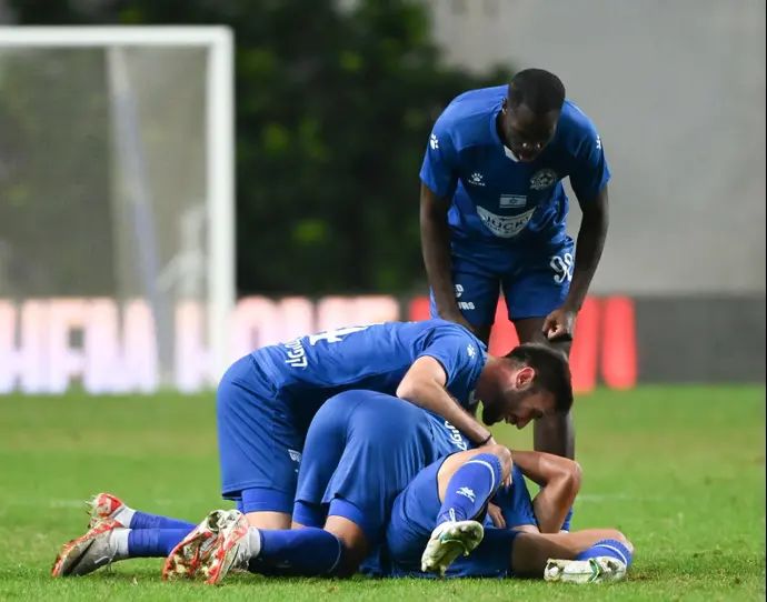 שחקן מכבי פתח תקוה אמיר אלטורי חוגג עם חבריו