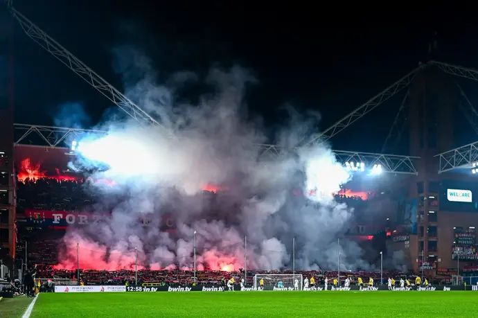 מופע פירוטכני עם אבוקות ורימונים של אוהדי גנואה