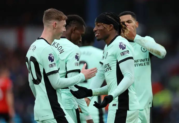 נוני מדואקה עם קול פאלמר שחקני צ'לסי חוגגים