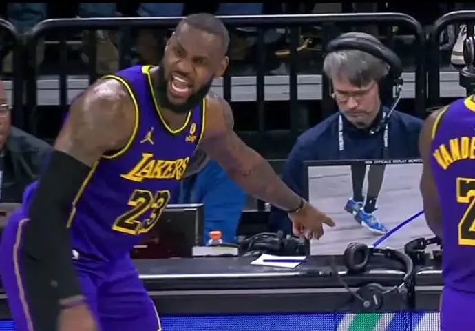 לברון ג'יימס המתוסכל מצביע על המסך אחרי ההחלטה שאין שלשה ללוס אנג'לס ליקרס