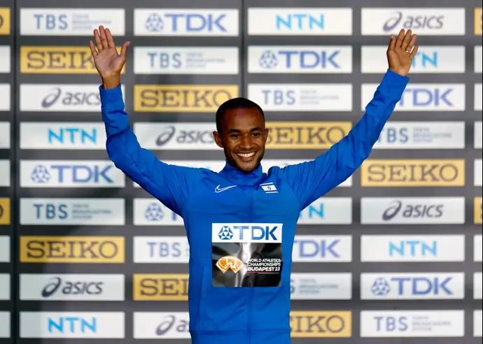 הרץ הישראלי מארו טפרי מקבל את מדליית הכסף באליפות העולם באתלטיקה