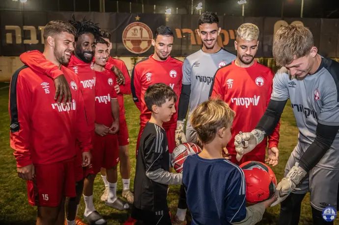 נווה שוהם עם שחקני הפועל באר שבע