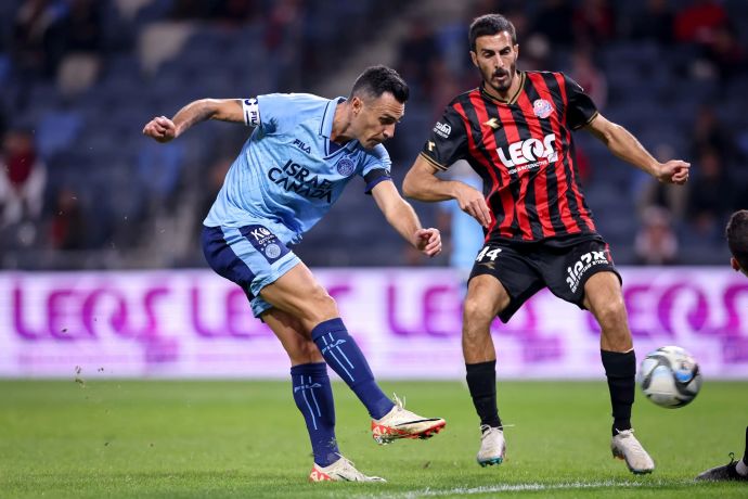 שחקן מכבי תל אביב ערן זהבי מול שחקן הפועל חיפה חאתם עבד אלחמיד