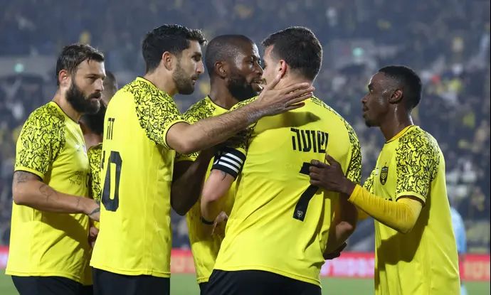 שחקני בית"ר ירושלים חוגגים עם ירדן שועה