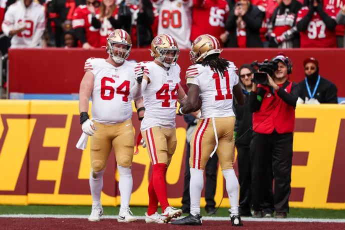 שחקן סן פרנסיסקו פורטי ניינרס ברנדון איוק חוגג טאצ'דאון נגד וושינגטון