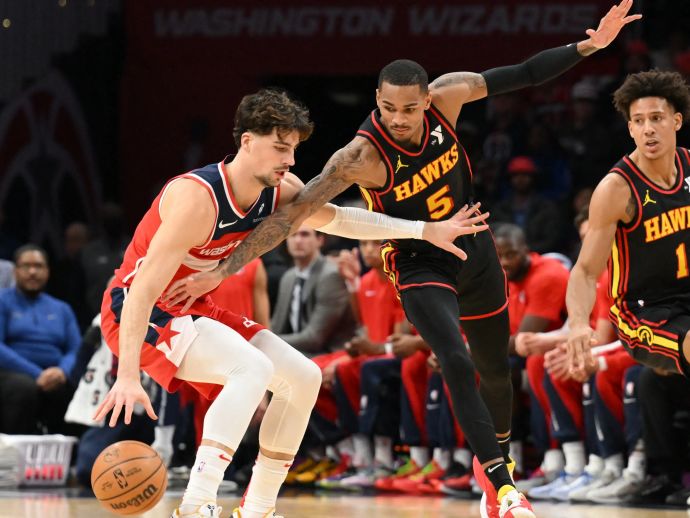 שחקן וושינגטון וויזארזדס דני אבדיה מול שחקן אטלנטה הוקס דז'ונטה מארי