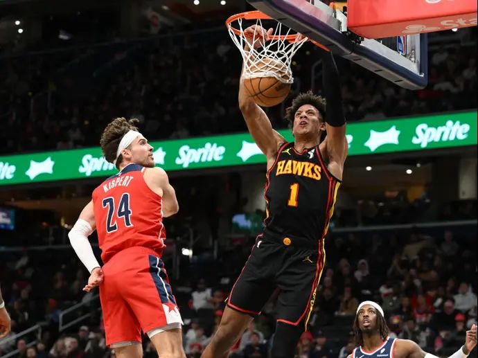 שחקן אטלנטה הוקס ג'יילן ג'ונסון מטביע מול שחקן וושינגטון וויזארדס קורי קיספרט