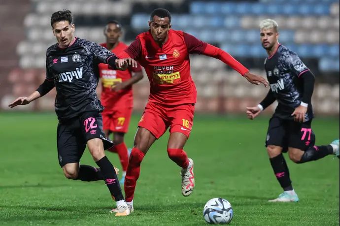 שחקן מ.ס. אשדוד זוהר זסנו, מול שחקן הפועל באר שבע הלדר לופס