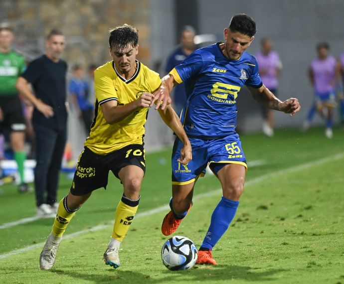 עוז בילו מכבי נתניה לצד רועי שוקרני מכבי בני ריינה