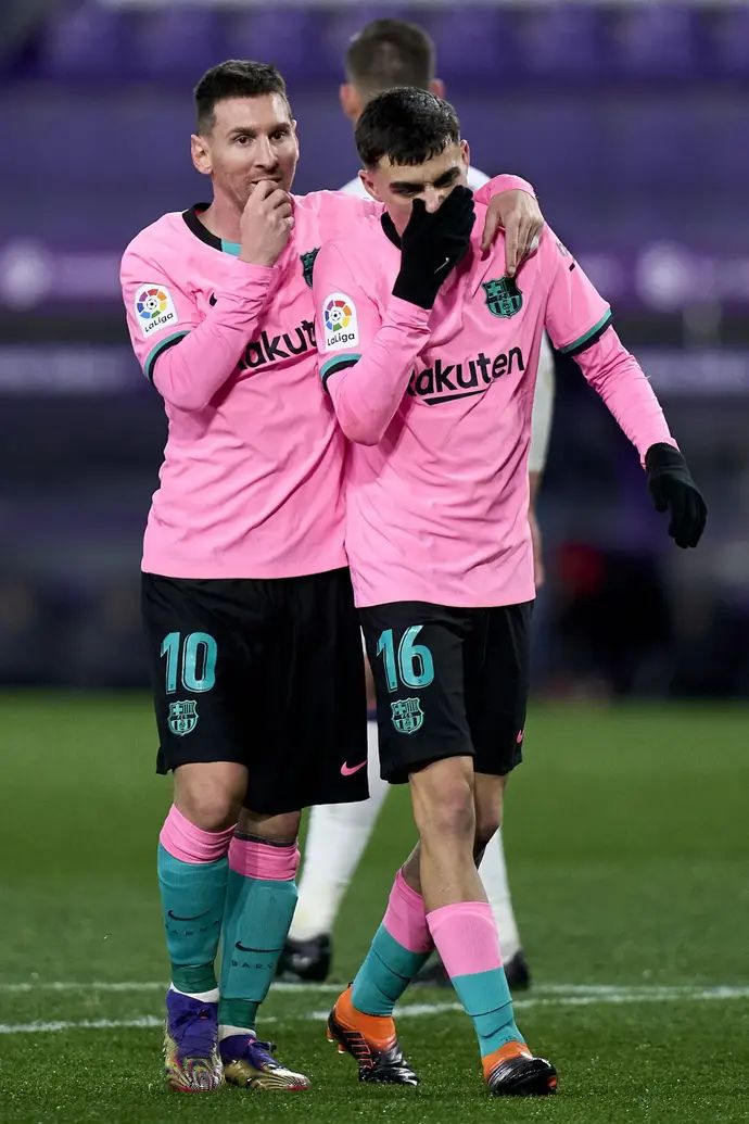 ליאונל מסי עם פדרי שחקני ברצלונה