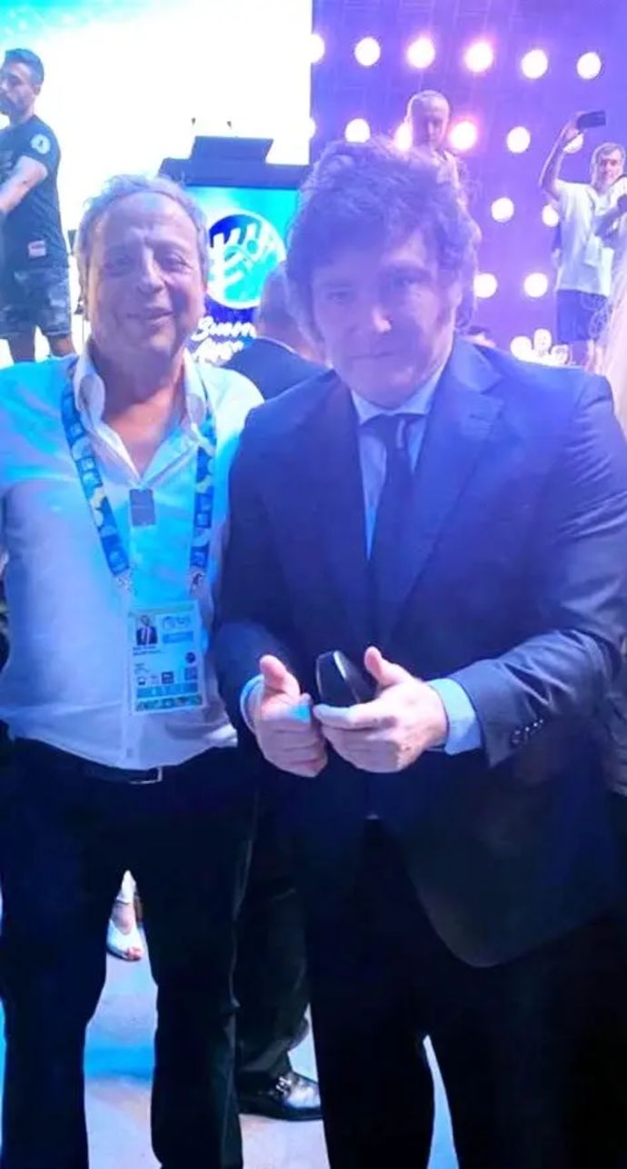 מימין לשמאל נשיא ארגנטינה חאבייר מיליי, אמיר פלד יו"ר מכבי תנועה עולנית