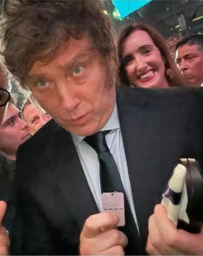 חאבייר מיליי עונד דיסקית למען החטופים