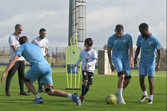 נווה שהם ששוחרר משבי חמאס באימון עם שחקני נבחרת ישראל בכדורגל