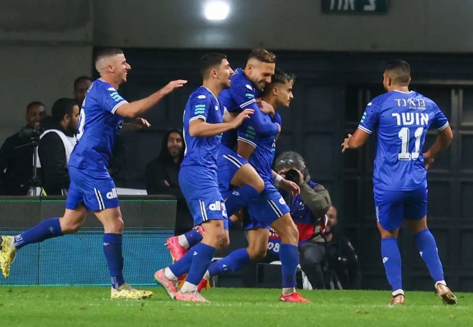 שחקני הפועל פתח תקוה חוגגים עם רועי אלימלך