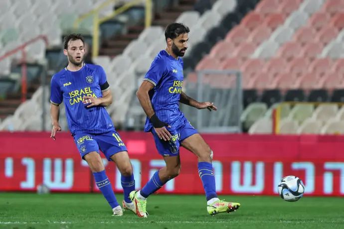 שחקן מכבי תל אביב אופיר דוידזאדה עם יוריס ואן אובריים