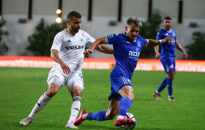 רועי אלימלך שחקן הפועל פתח תקוה לפני מחמוד ג'אבר שחקן מכבי חיפה