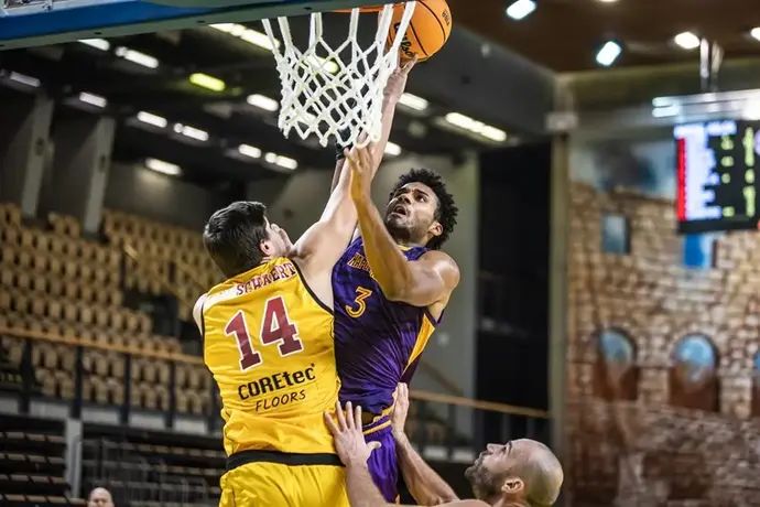 שחקן הפועל חולון ג'סטין סמית'