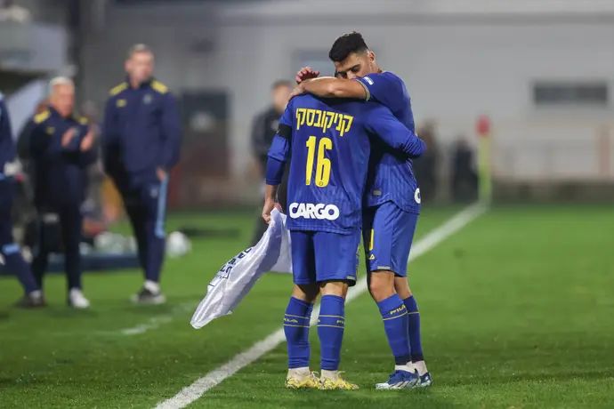 שחקני מכבי תל אביב גבי קניקובסקי, דן ביטון