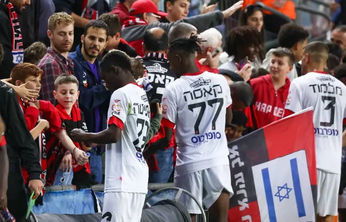 שחקן הפועל ירושלים ליאור קאסה לצד קאפיטה עם האוהדים