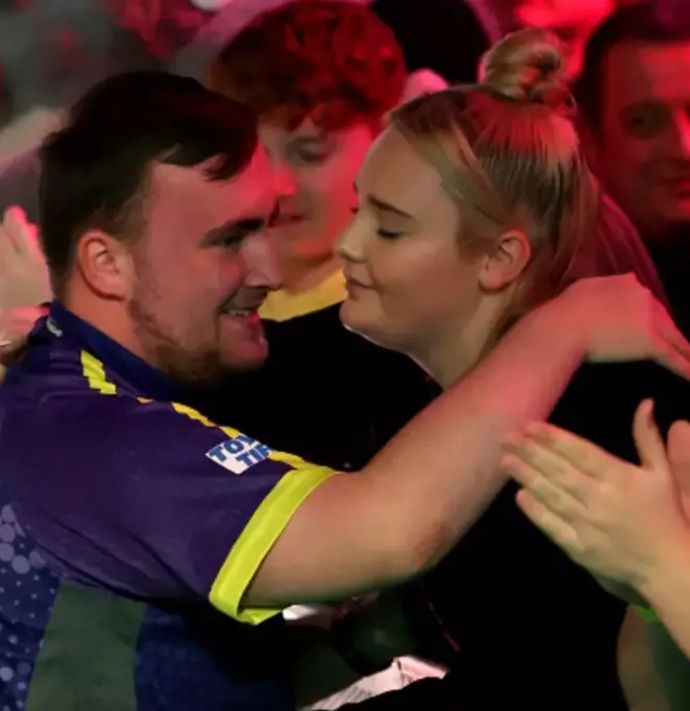 כוכב הדארטס, לוק ליטלר, עם בת זוגו