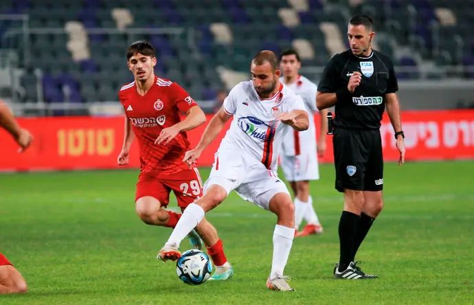 דור חוגי בני סכנין לצד רן בנימין הפועל תל אביב