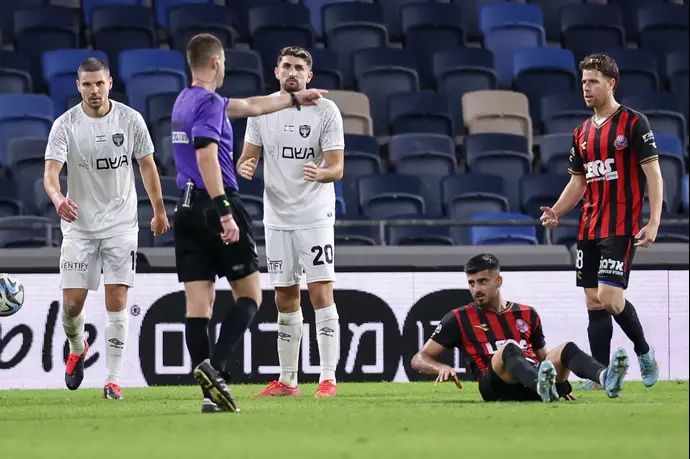 יגאל פריד מצביע על נקודת הפנדל