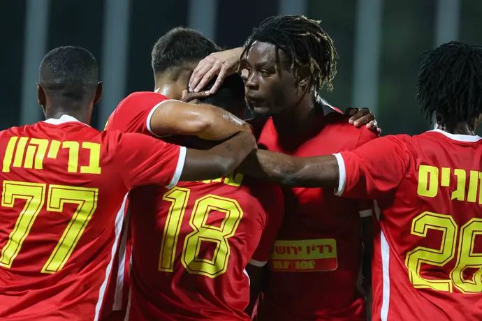 שחקני מ.ס. אשדוד חוגגים, מרטין אנדזי במרכז