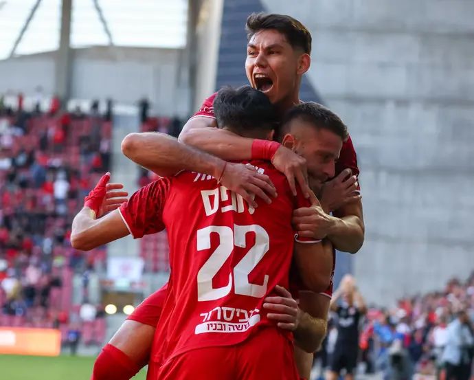 אנטוניו ספר, עדן שמיר, הלדר לופס שחקני הפועל באר שבע חוגגים