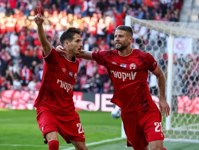 עדן שמיר עם הלדר לופס שחקני הפועל באר שבע חוגגים