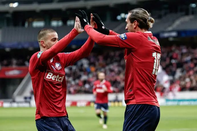 יוסוף יאזיג'י (מימין) עם אדון ז'גרובה שחקני ליל חוגגים