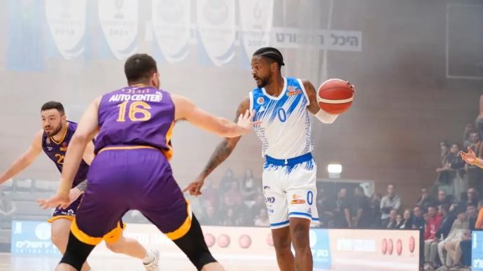 שחקן עירוני רמת גן אלכס המילטון מול שחקן הפועל חולון יותם חנוכי