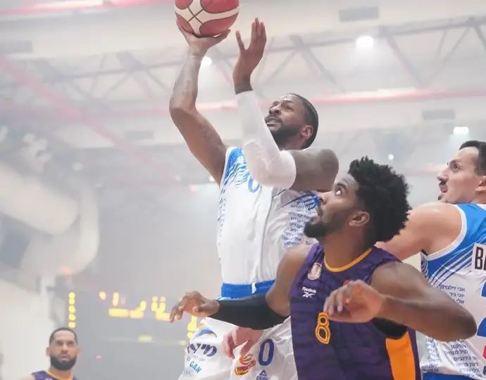 שחקן עירוני רמת גן אלכס המילטון מעל שחקן הפועל חולון שון דאוסון