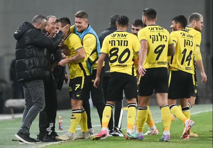 שחקני מכבי נתניה חוגגים עם מקסים פלקושצ'נקו