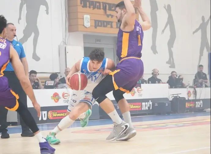 שחקן עירוני רמת גן אדם אריאל מול שחקן הפועל חולון יותם חנוכי