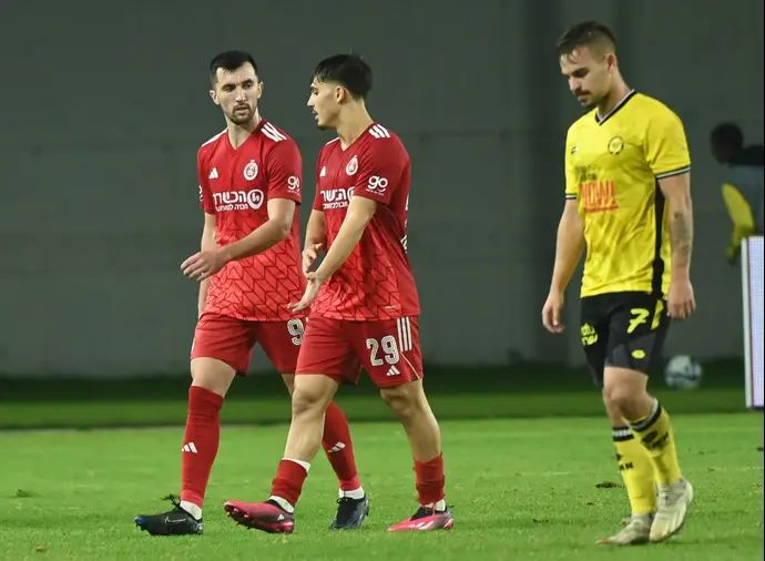 מקסים פלקושצ'נקו שחקן מכבי נתניה לצד רן בנימין, אלן אוז'בולט שחקני הפועל תל אביב