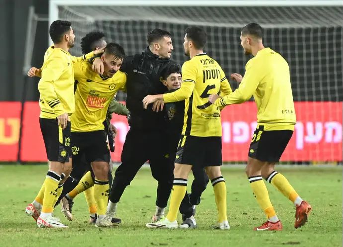 שחקני מכבי נתניה חוגגים