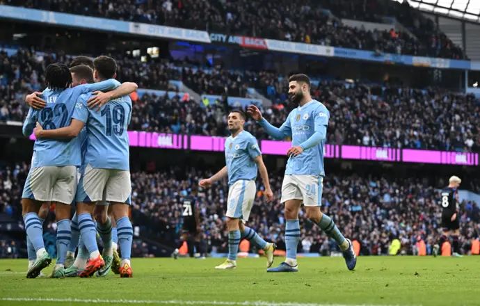 שחקני מנצ'סטר סיטי חוגגים