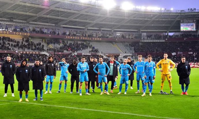שחקני נאפולי עומדים מול האוהדים לאחר התבוסה בטורינו