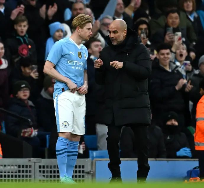 מאמן מנצ'סטר סיטי פפ גווארדיולה עם קווין דה בראונה