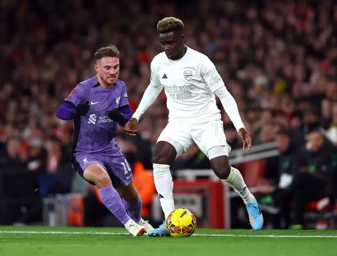 שחקן ארסנל בוקאיו סאקה מול שחקן ליברפול אלכסיס מקאליסטר