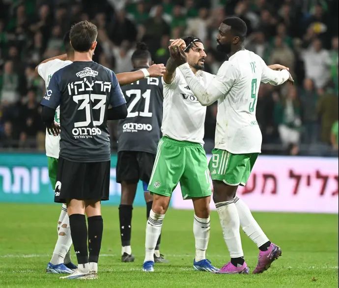 שחקן מכבי חיפה פרנזי פיירו חוגג עם ליאור רפאלוב