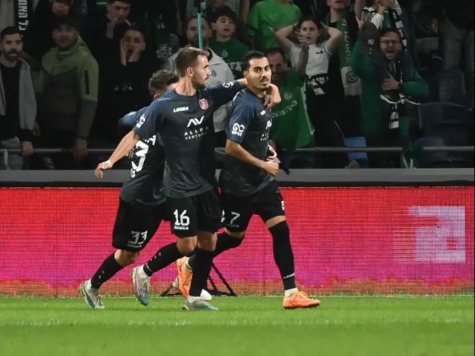 עומר אגבדיש חוגג עם מתן חוזז שער של הפועל ירושלים