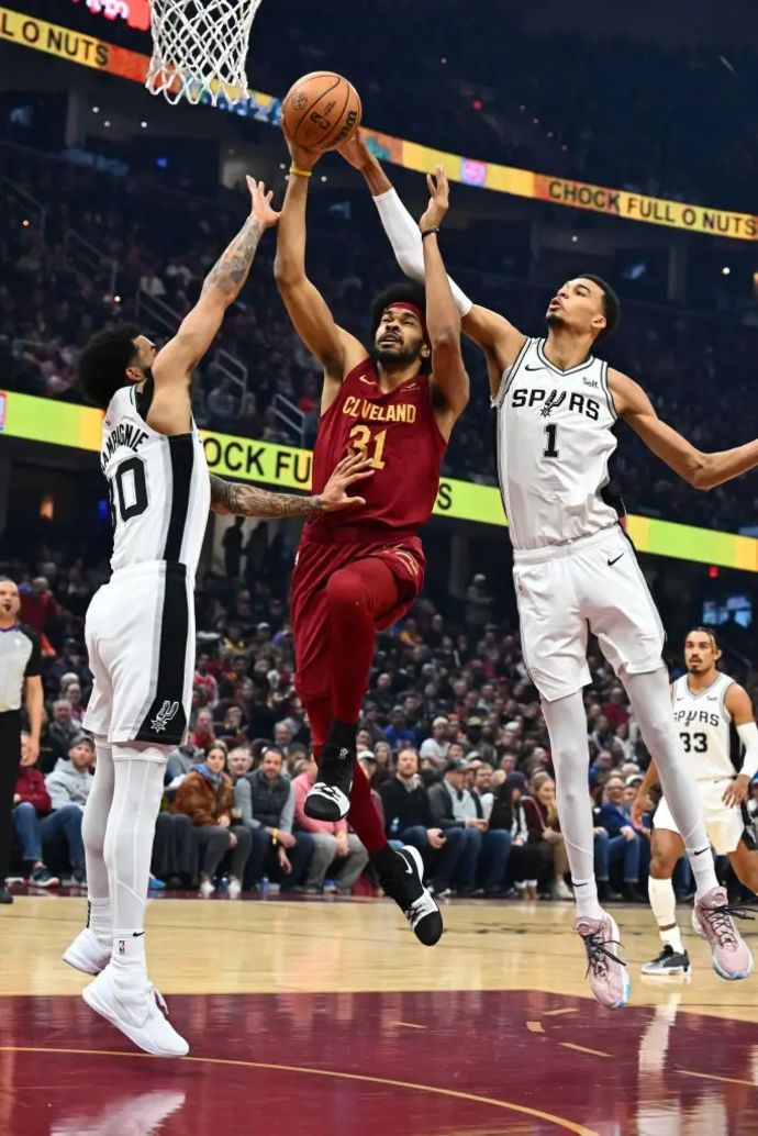 ויקטור וומבניאמה סן אנטוניו חוסם את ג'ארט אלן קליבלנד