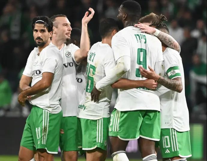 שחקני מכבי חיפה חוגגים עם פרנזי פיירו