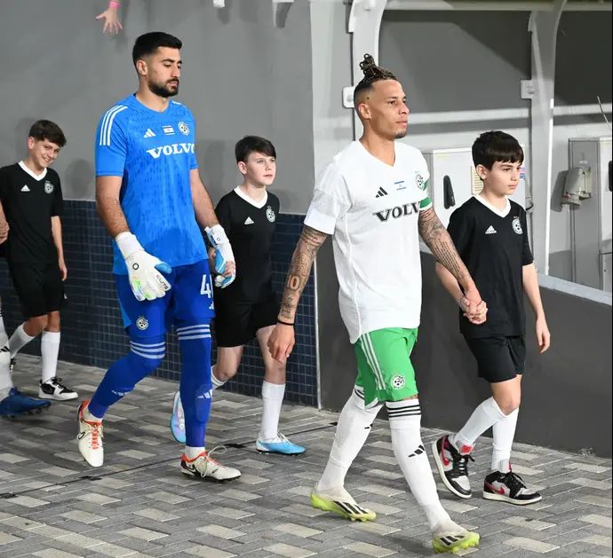 צ'ארון שרי קפטן מכבי חיפה, מאחוריו השוער שריף כיוף