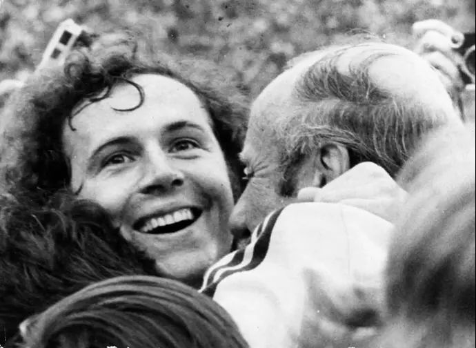 פרנץ בקנבאואר נבחרת גרמניה חוגג זכייה במונדיאל 1974