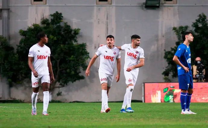 תומר יוספי עם ינון אליהו שחקני הפועל חיפה חוגגים