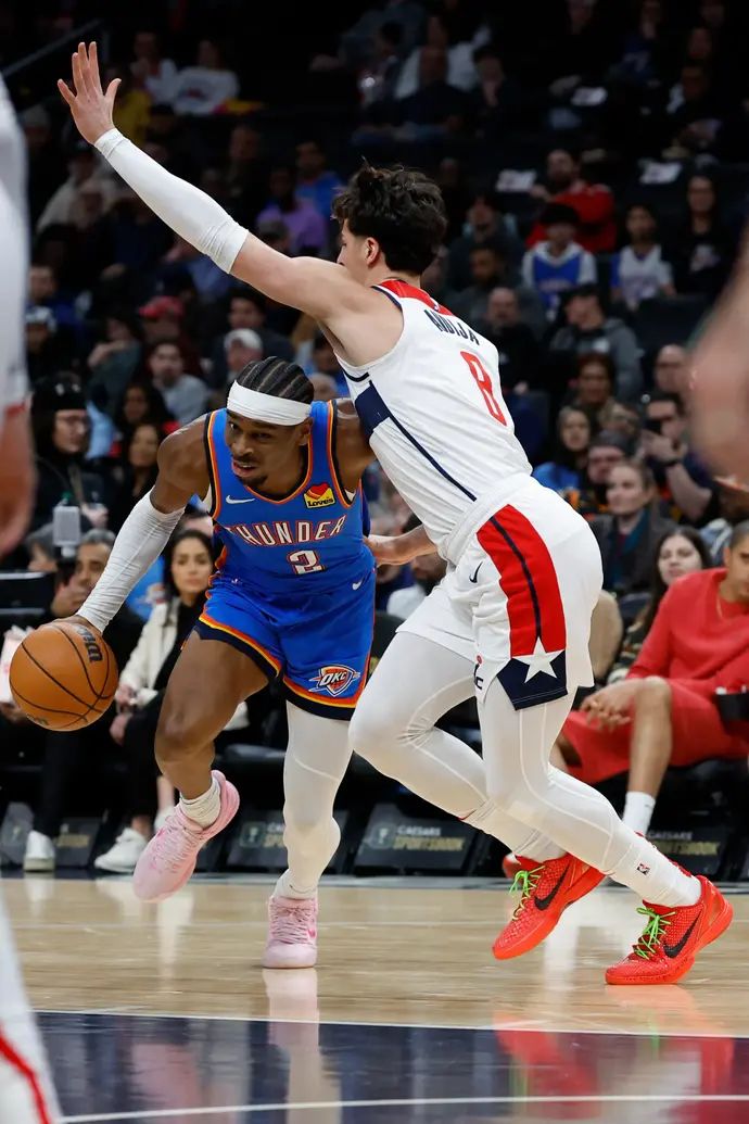 שחקן וושינגטון וויזארדס דני אבדיה מול שחקן אוקלהומה סיטי ת'אנדר שיי גילג'ס אלכסנדר