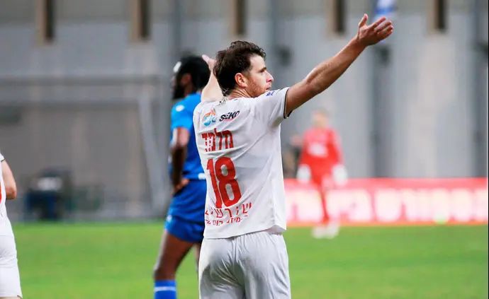 גיא מלמד שחקן הפועל חיפה חוגג שער