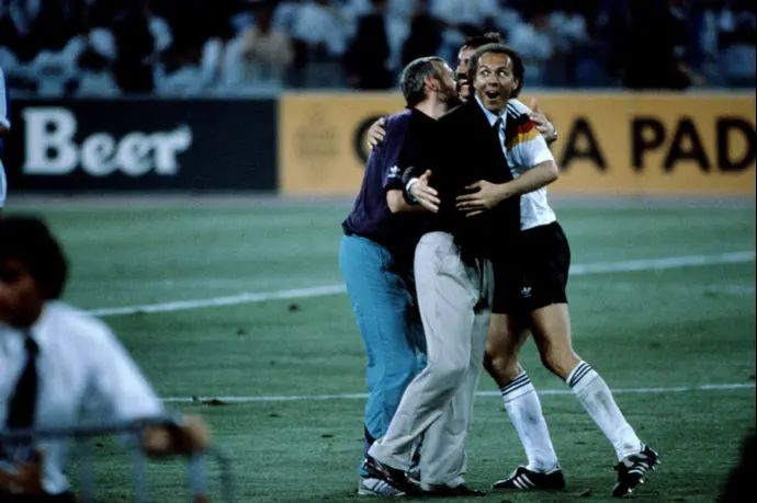 פרנץ בקנבאואר מאמן נבחרת גרמניה ב-1990